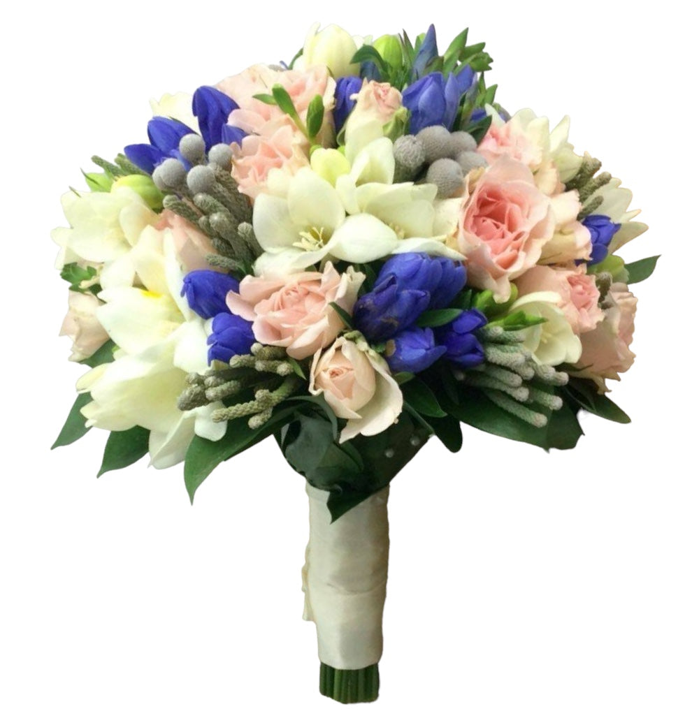 Buchet de mireasa din minirose, gentiana si frezii