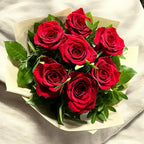 Buchet din 7 trandafiri rosii si ruscus