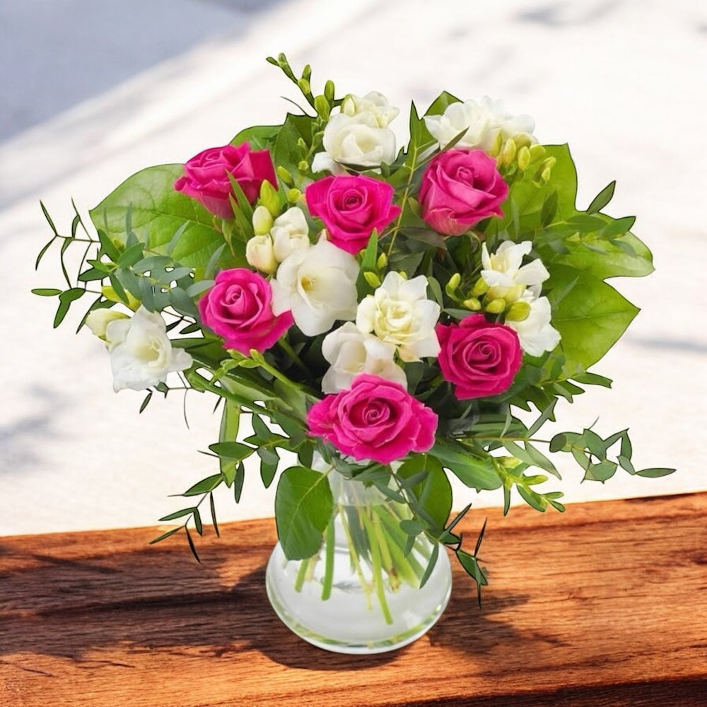 Buchet trandafiri roz si frezii albe