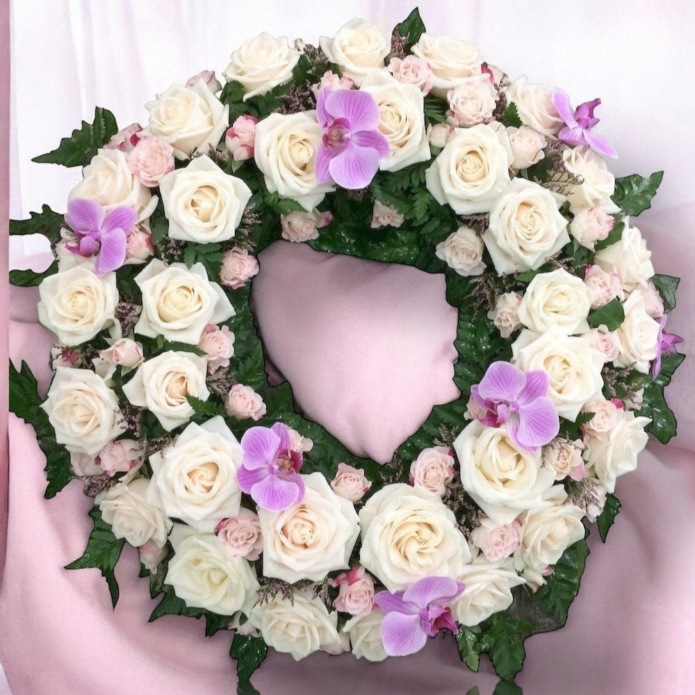 Coroana funerara rotunda din trandafiri si minirose