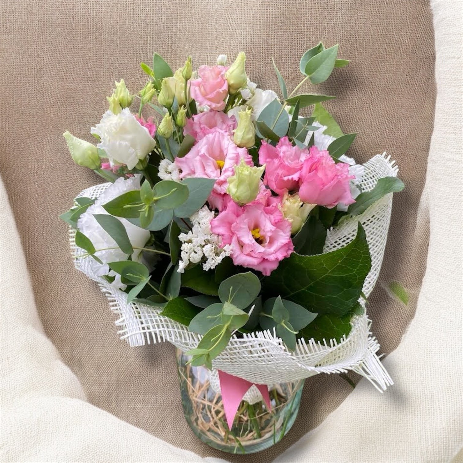 Buchet de oferit cu lisianthus alb si roz