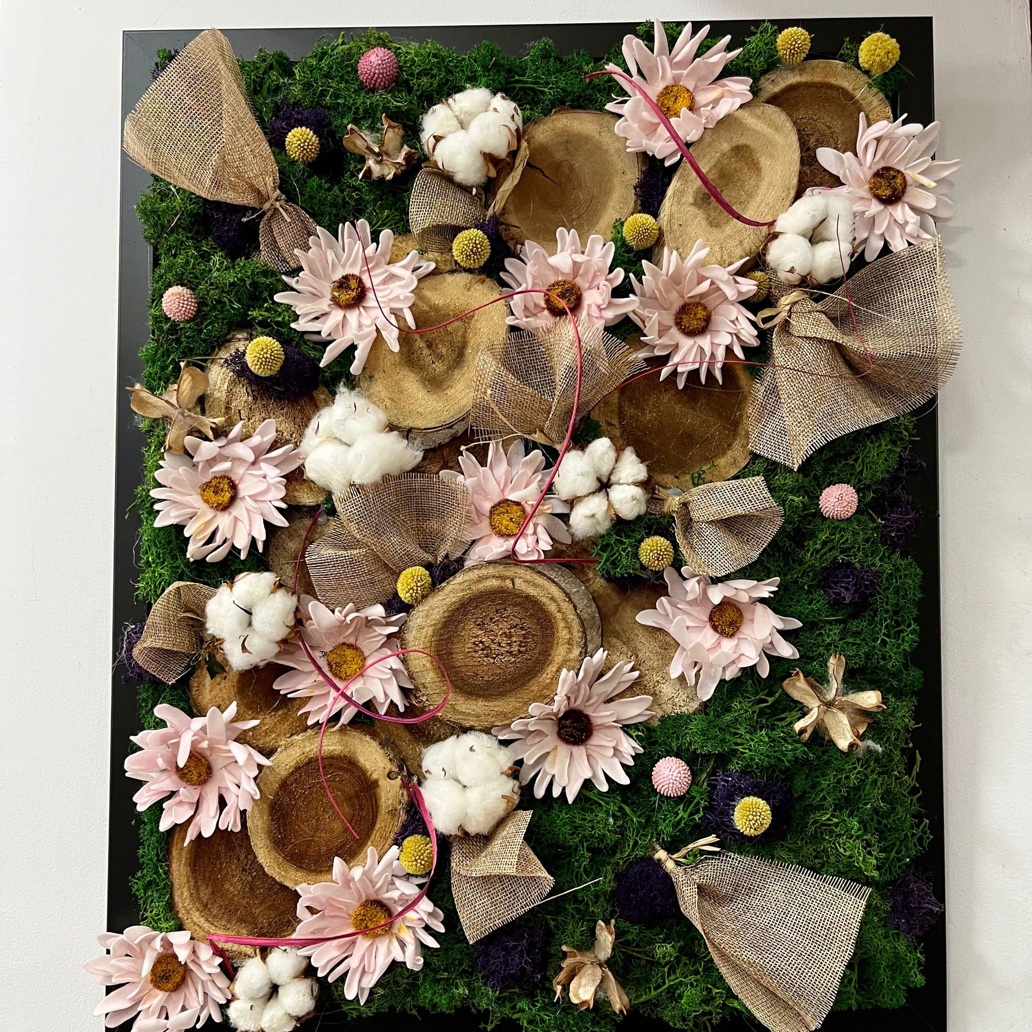 Tablou licheni stabilizati- bumbac, felii din lemn si craspedia