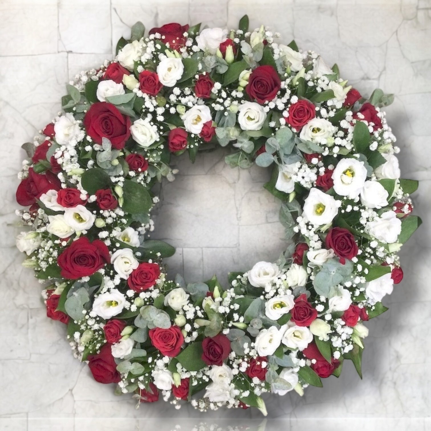 Coroana funerara rotunda din trandafiri rosii