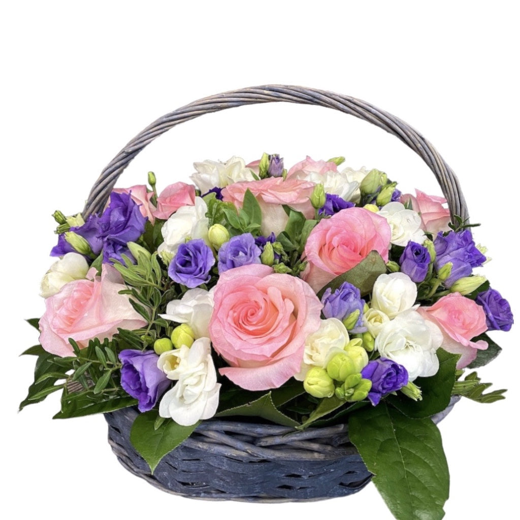 Aranjament cu trandafiri, lisianthus si frezii