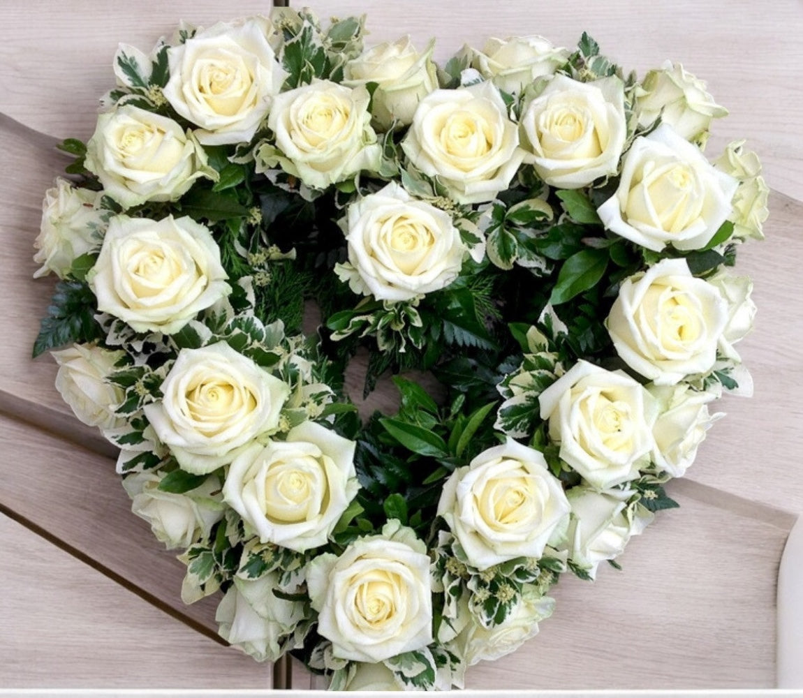 Aranjament funerar in forma de inima, din 30 de trandafiri