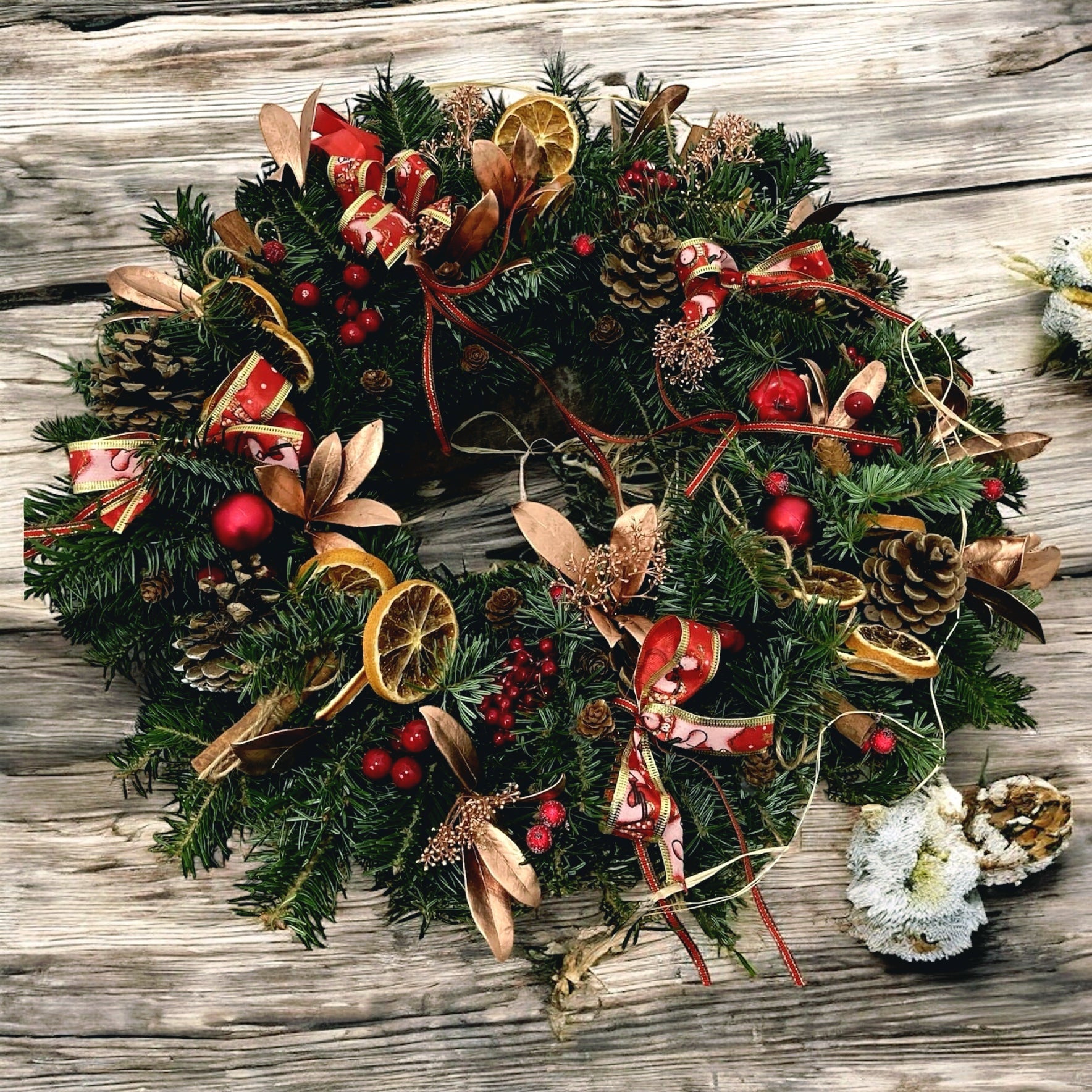 Coronita din brad natural impodobita