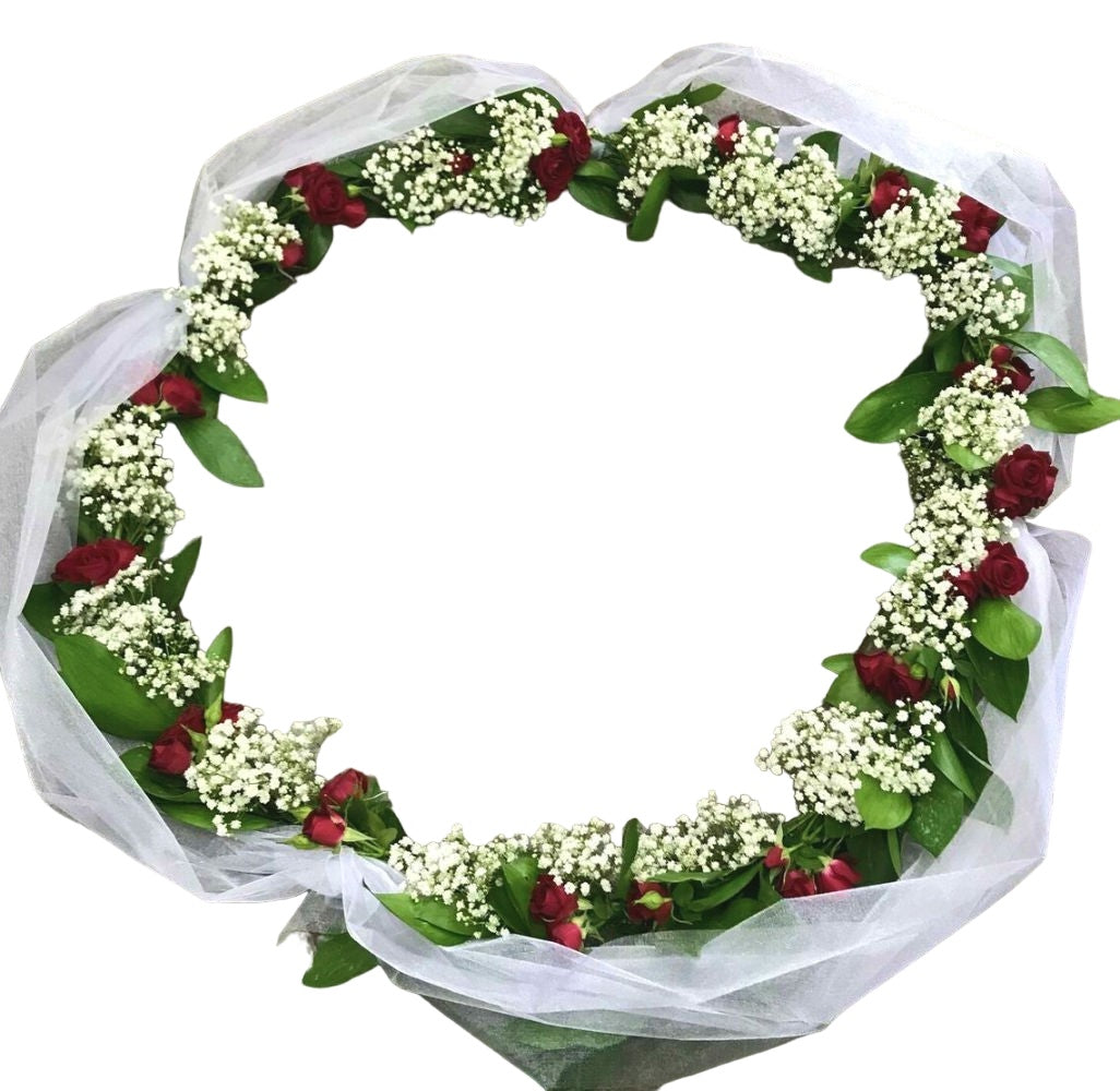 Aranjament cristelnita minirose rosii si floarea miresei