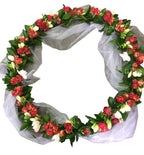 Aranjament de cristelnita cu minirose si frezii