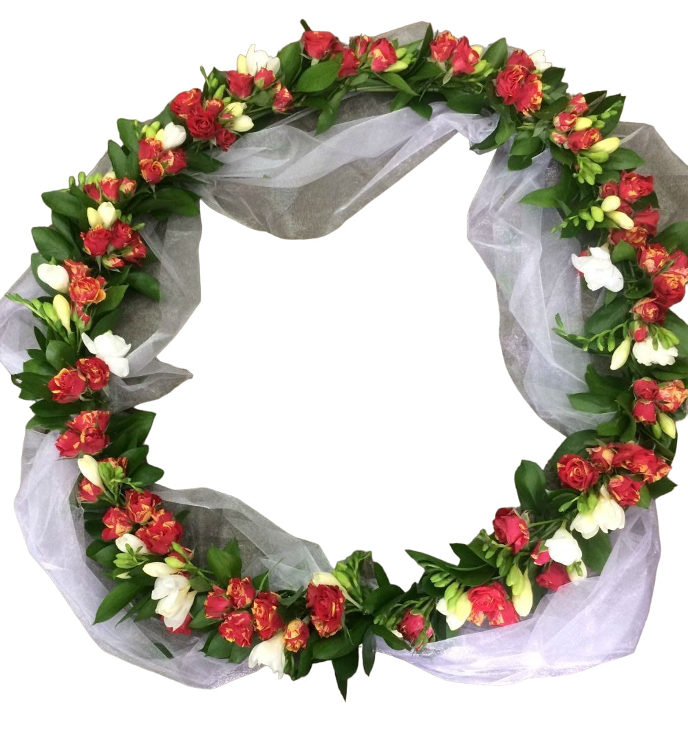 Aranjament de cristelnita cu minirose si frezii