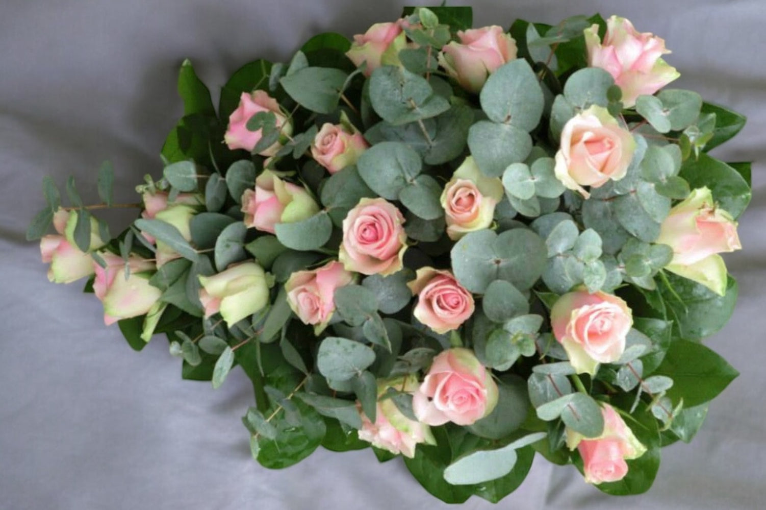 Coroana funerara in burete din trandafiri si eucalipt