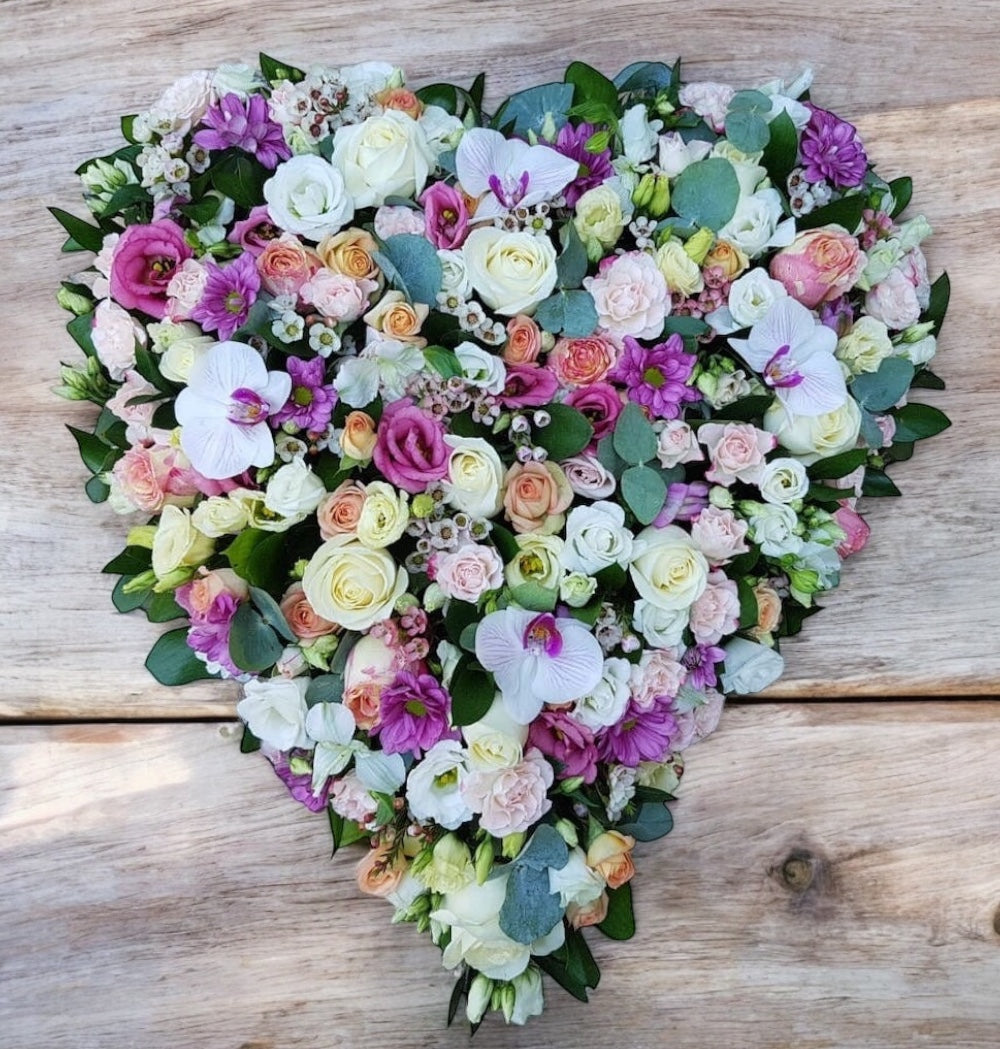 Aranjament funerar - inima din flori naturale