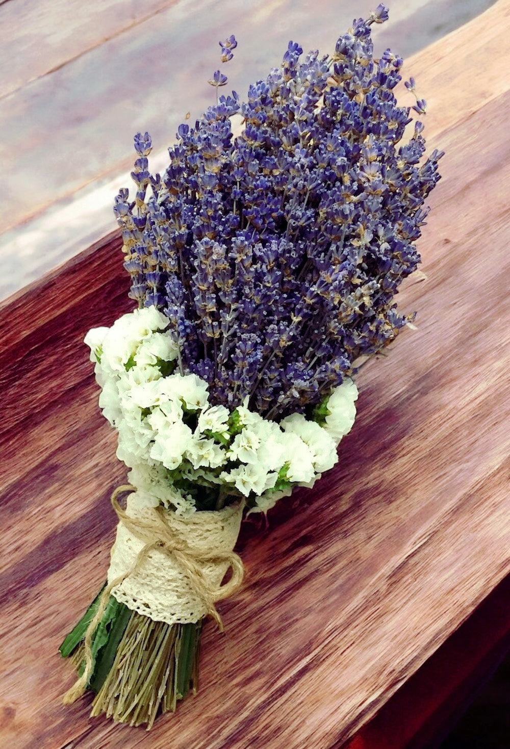 Buchet mireasa lavanda si limonium alb