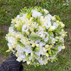 Buchet cununie frezii si hypericum