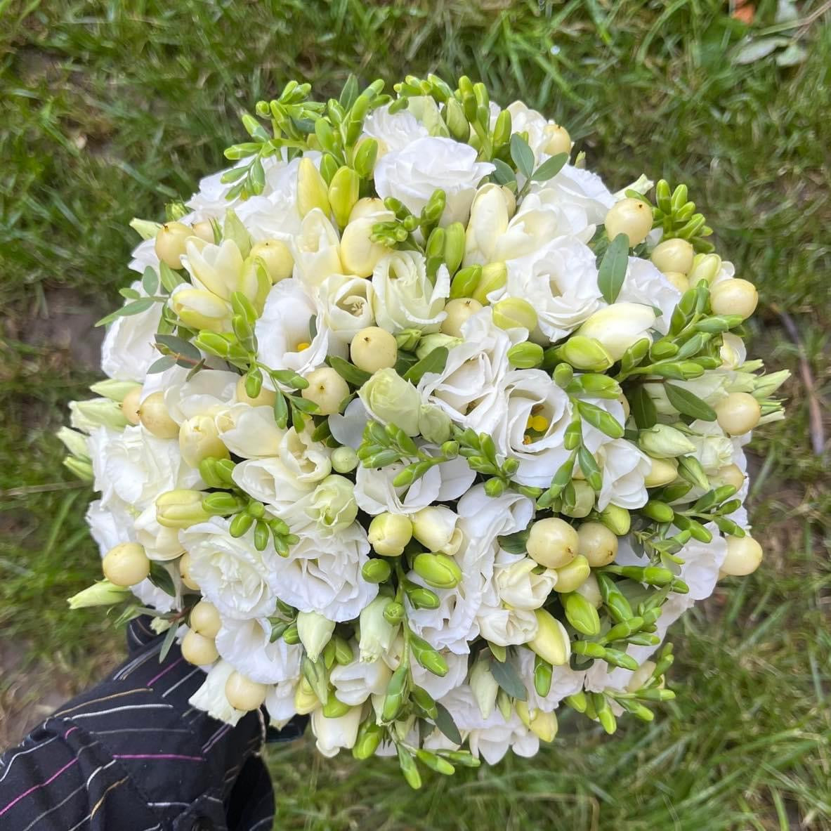 Buchet cununie frezii si hypericum