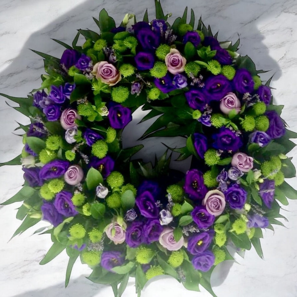 Coroana funerara rotunda lisianthus si trandafiri