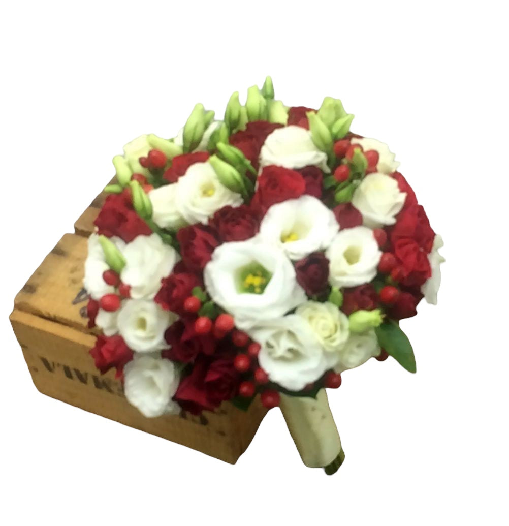 Buchet mireasa minirose rosii si hypericum