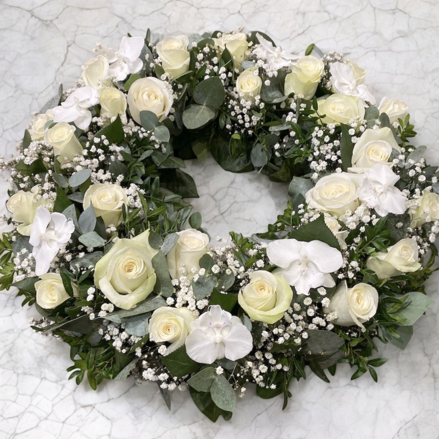 Coroana funerara mare cu trandafiri si orhidee albe