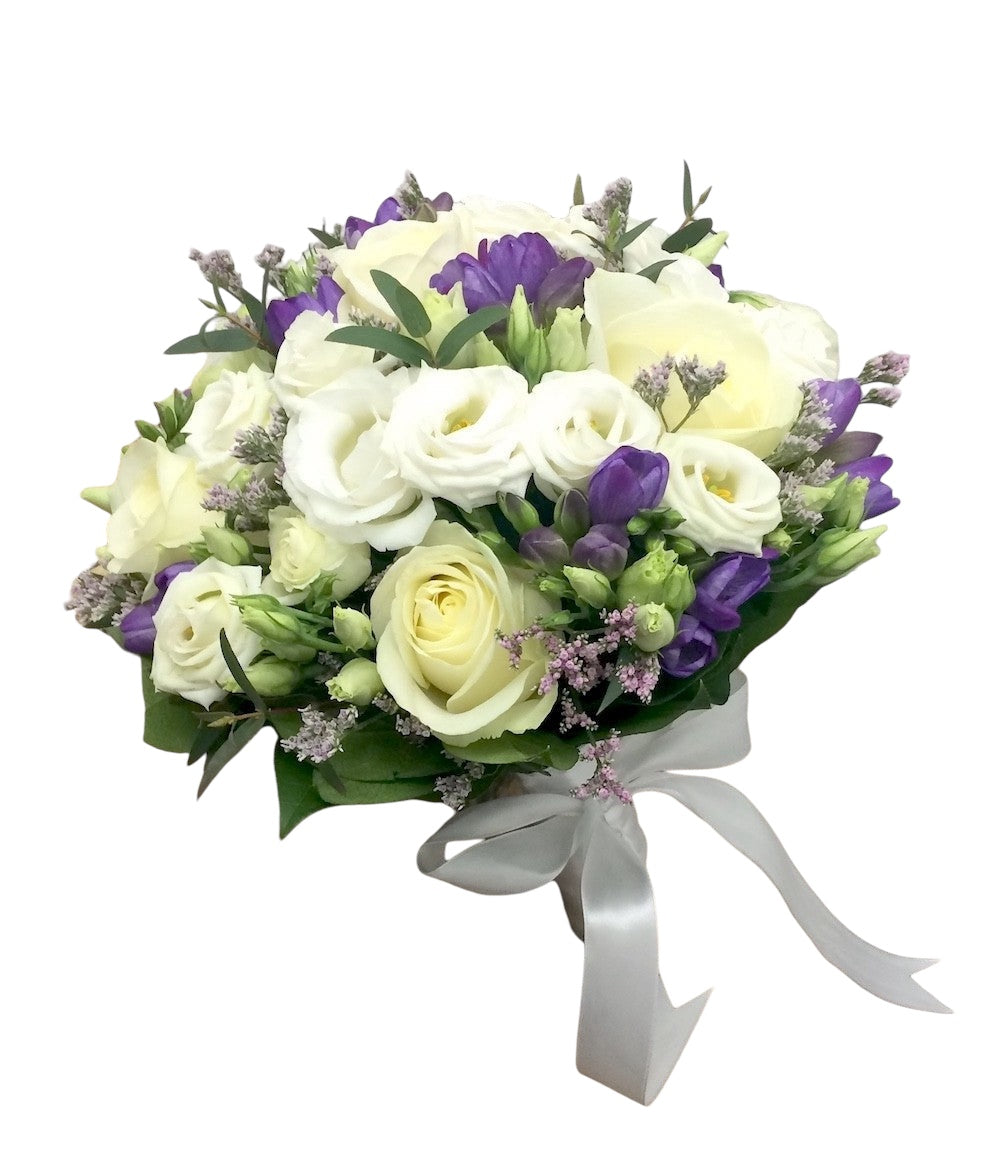 Buchet cununie trandafiri ivoire si frezii mov