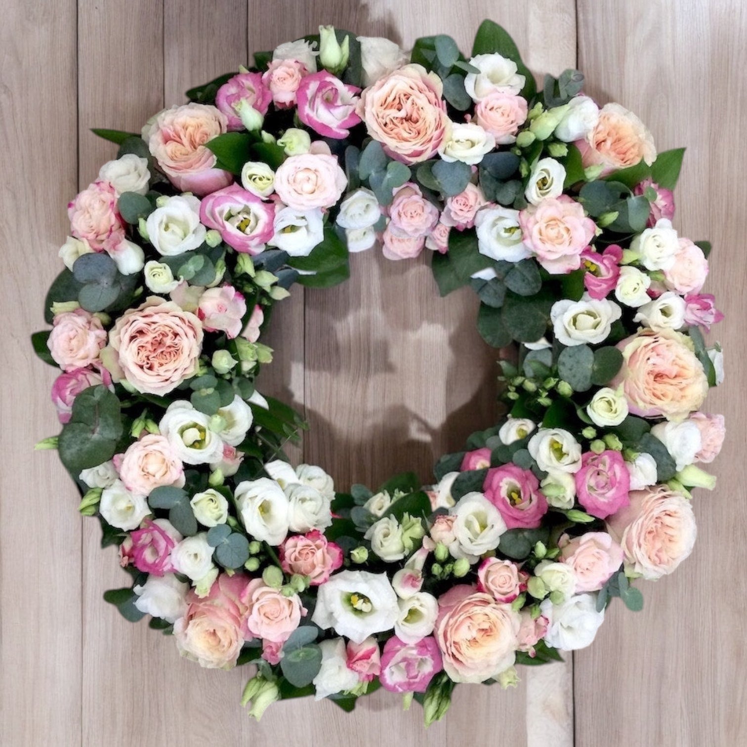 Coroana funerara rotunda trandafiri si lisianthus