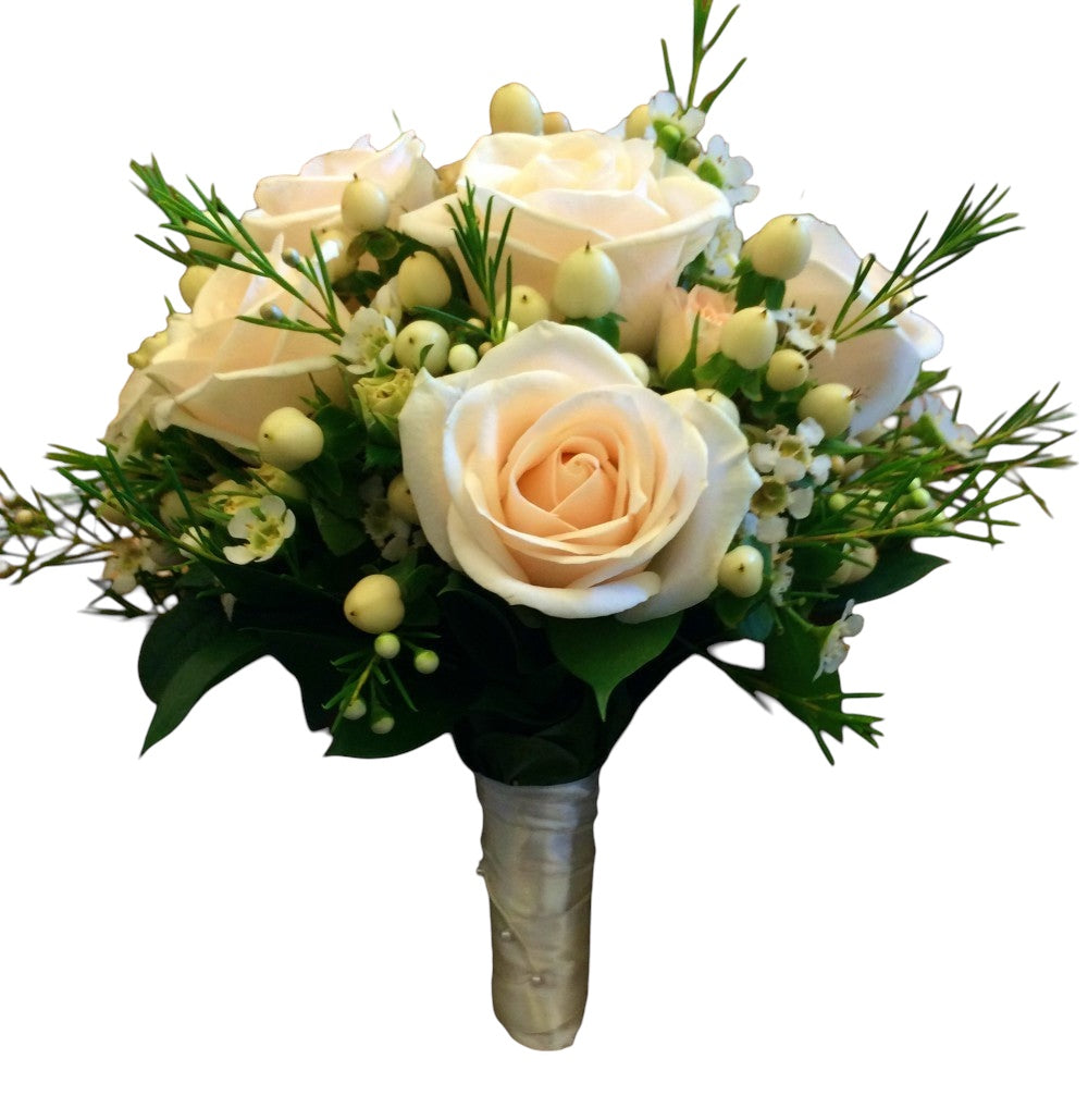 Buchet de mireasa cu hypericum crem si wax flowers