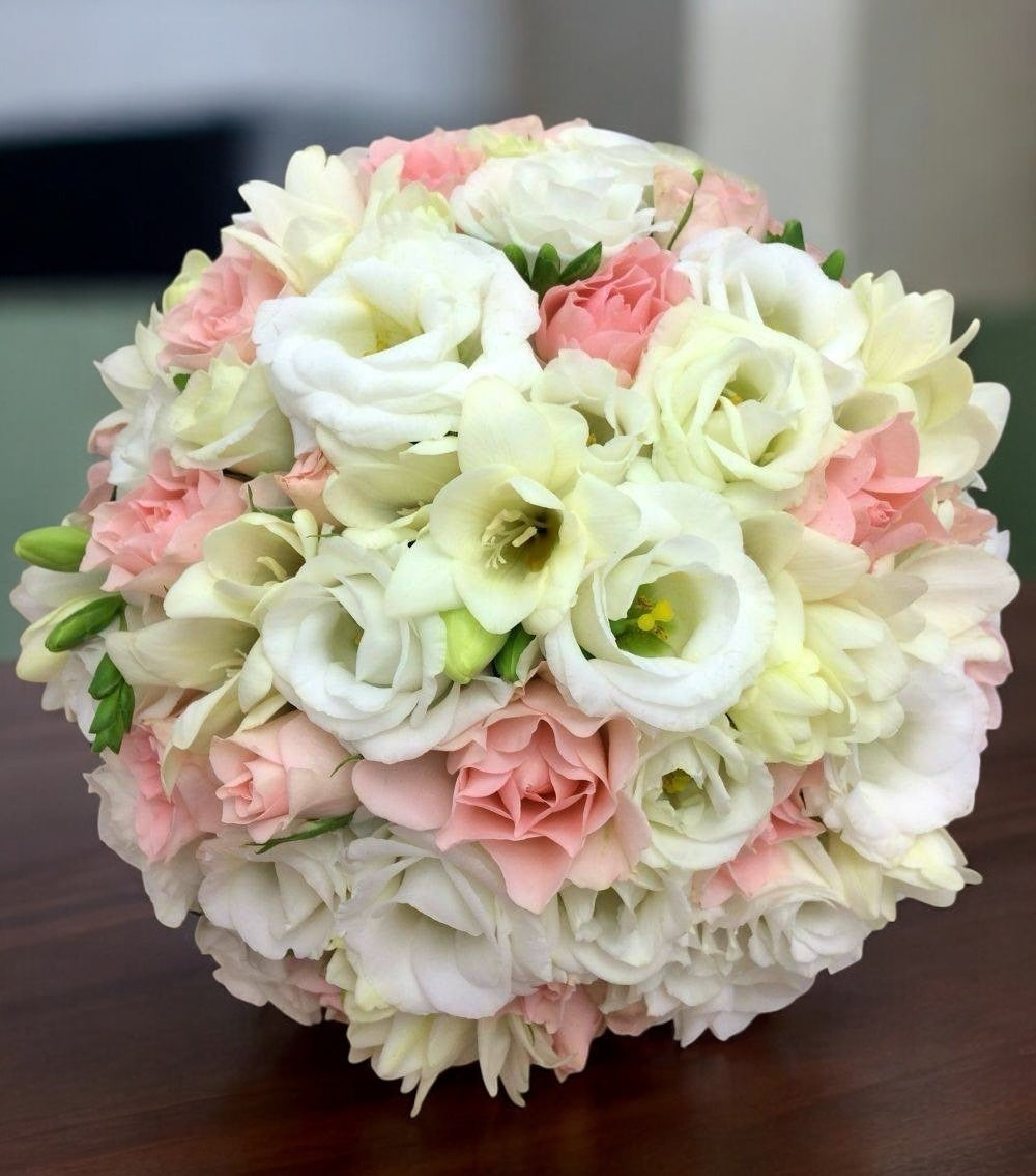 Buchet cununie lisianthus si minirose roz