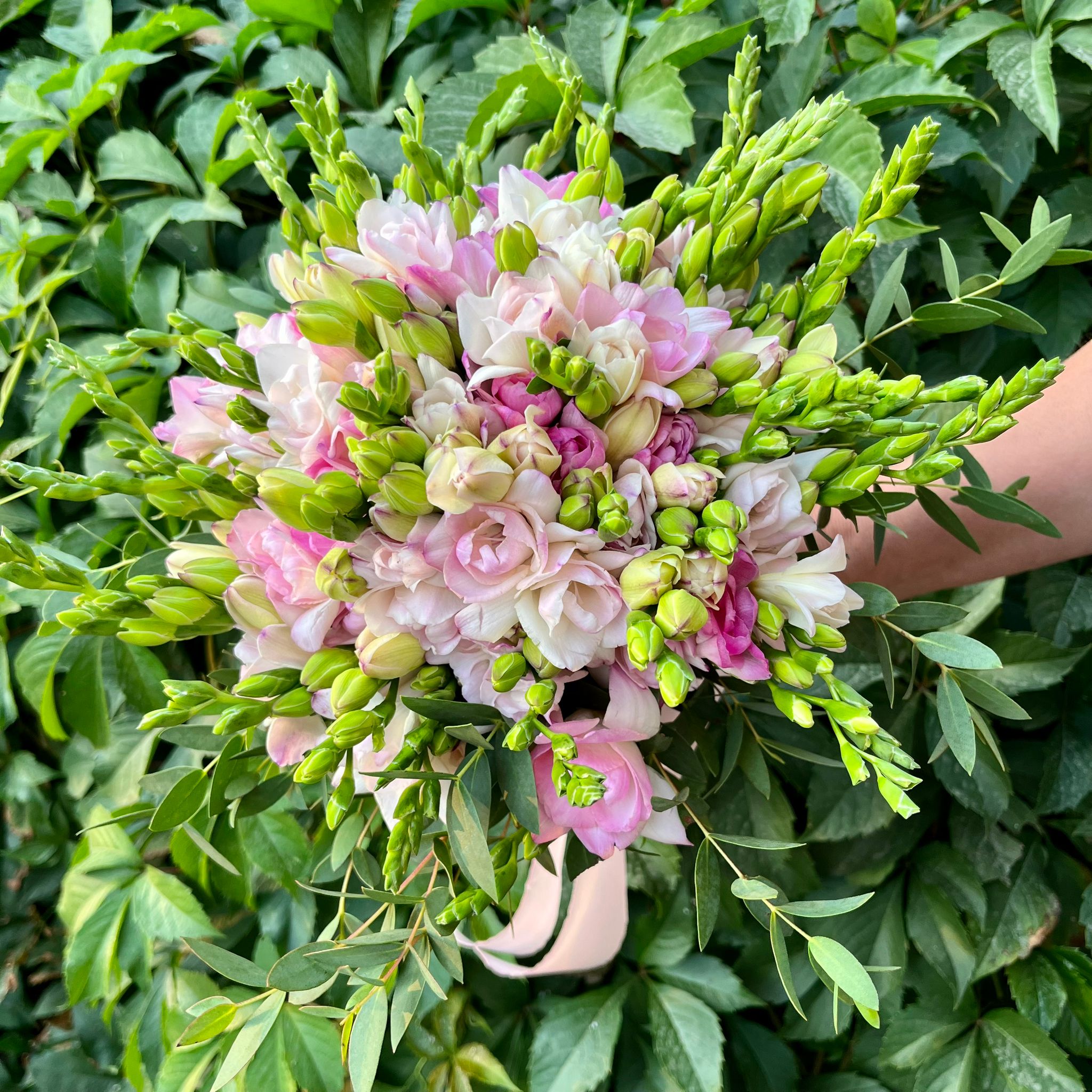 Buchet de mireasa din 49 frezii roz