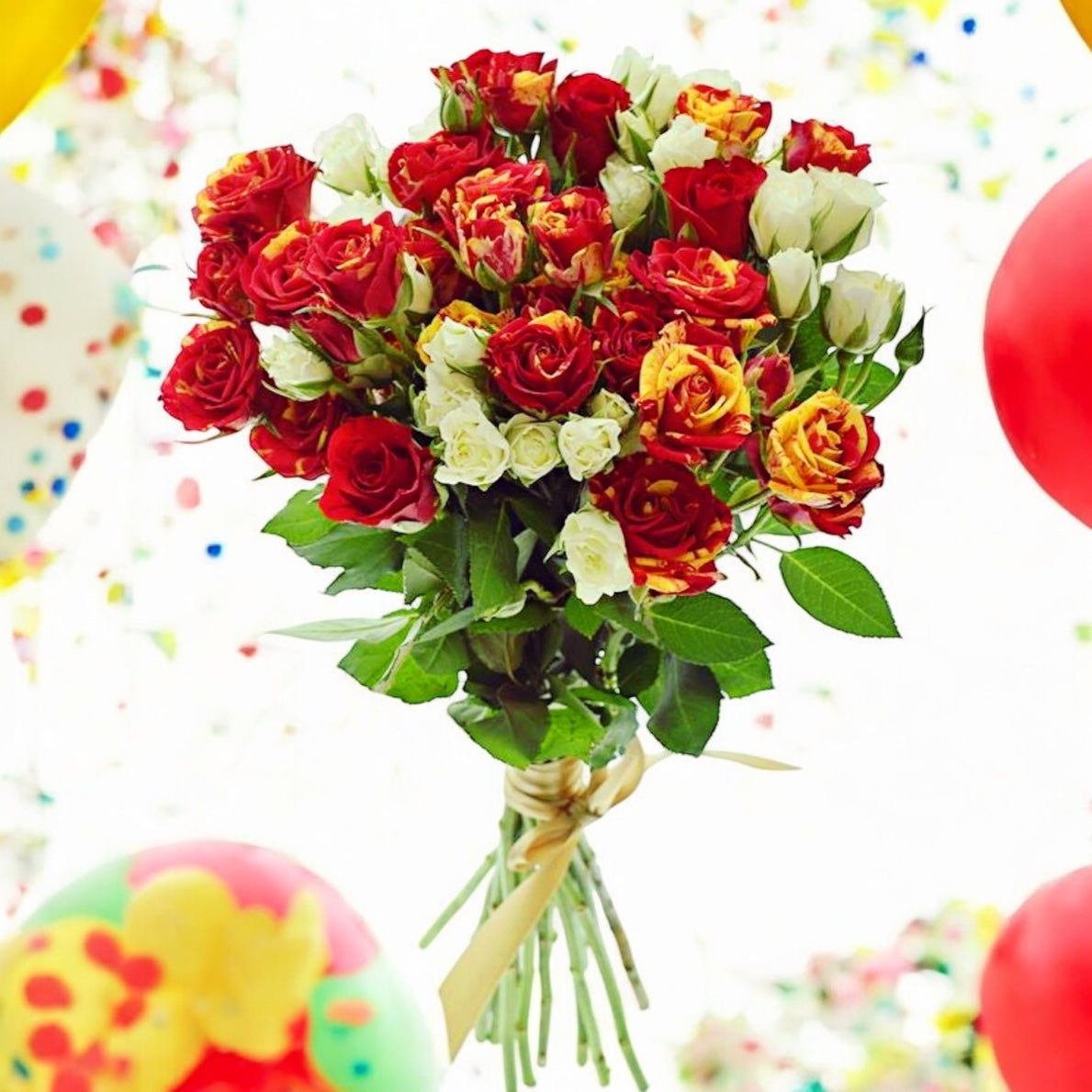 Buchet colorat - minirose albe si rosii