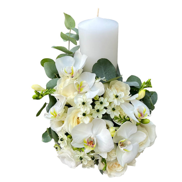 Lumanare botez scurta trandafiri albi si cupe de orhidee phalaenopsis