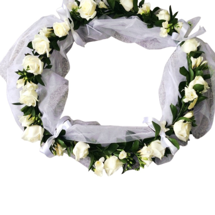 Aranjament de cristelnita din trandafiri albi si frezii