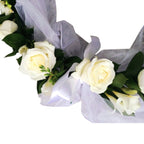 Aranjament de cristelnita din trandafiri albi si frezii