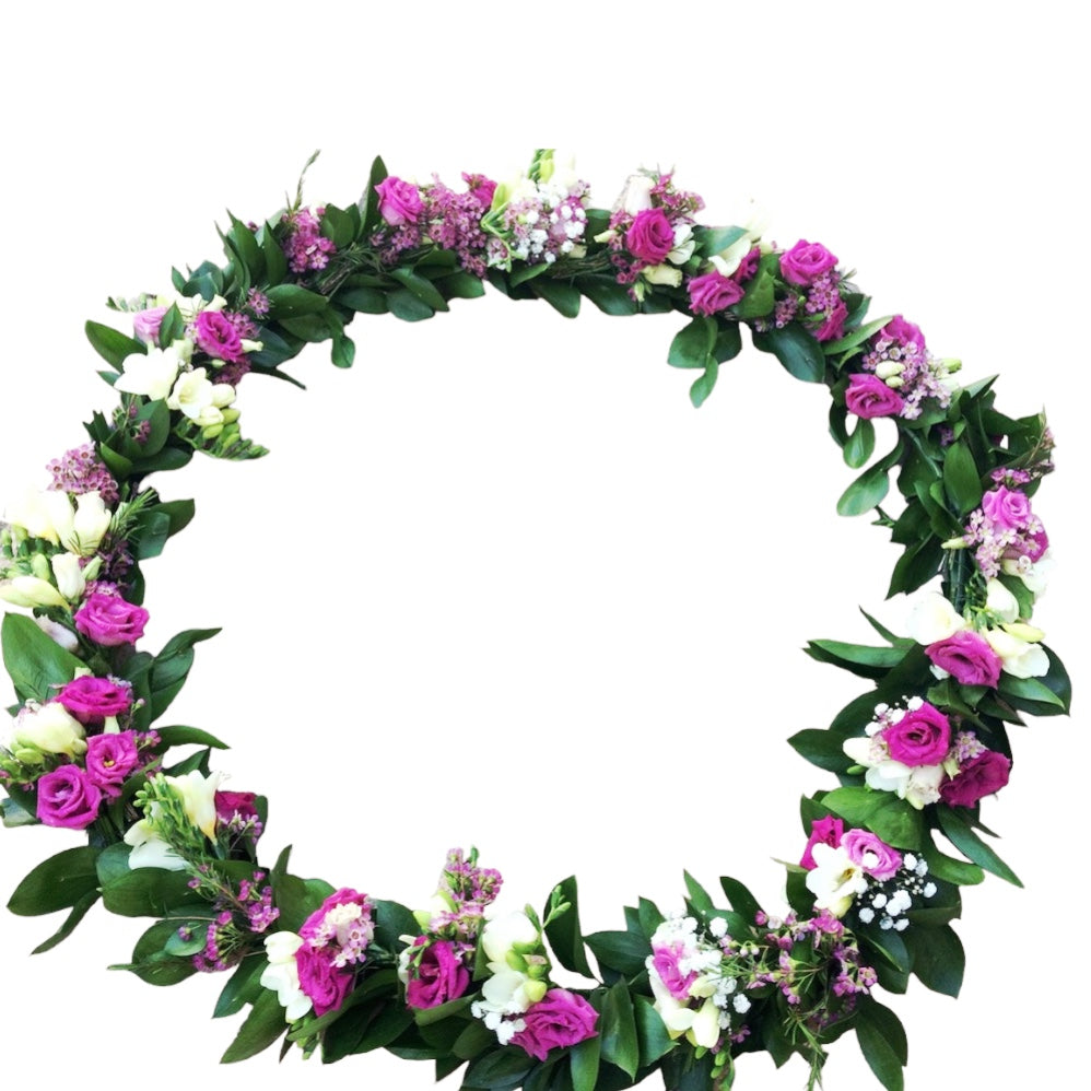 Aranjament cristelnita botez lisianthus roz si frezii albe