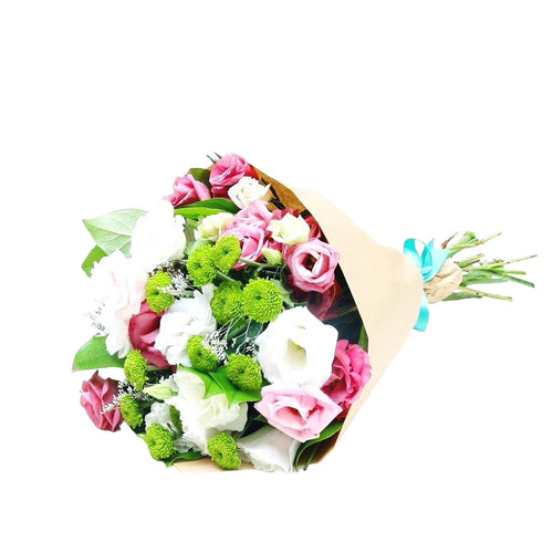 Bouquet of pink lisianthus and santini