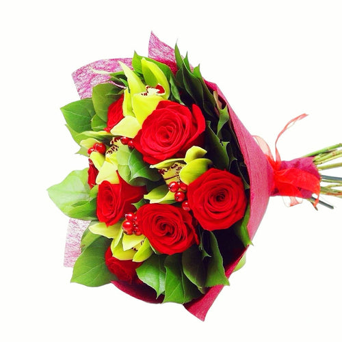 Buchet din orhidee imperiala, hypericum si trandafiri rosii