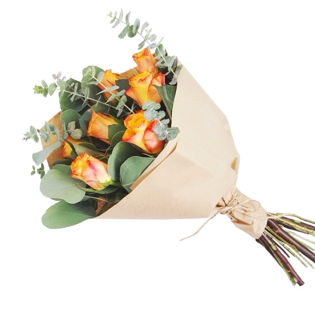 Buchet de trandafiri portocalii si eucalipt