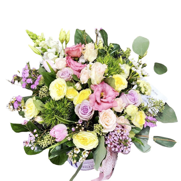 Aranjament floral in cutie - lisianthus si minirose