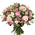 Buchet de oferit din trandafiri, frezii, lisianthus si astrantia