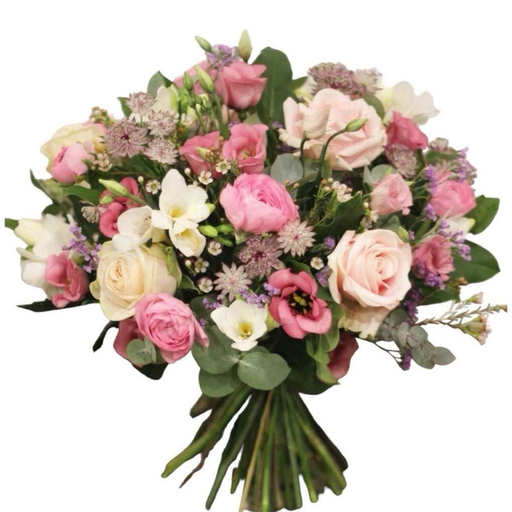 Buchet de oferit din trandafiri, frezii, lisianthus si astrantia