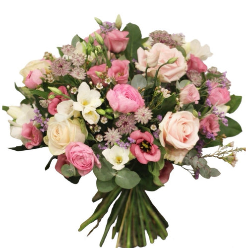 Buchet de oferit din trandafiri, frezii, lisianthus si astrantia