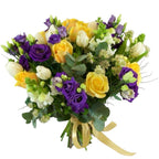 Buchet din trandafiri, lisianthus, lalele si astrantia