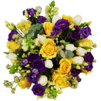 Buchet elegant cu trandafiri, lisianthus, lalele si mathiola – un cadou floral deosebit