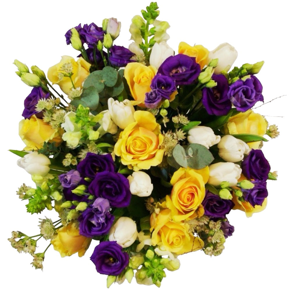 Buchet elegant cu trandafiri, lisianthus, lalele si mathiola – un cadou floral deosebit