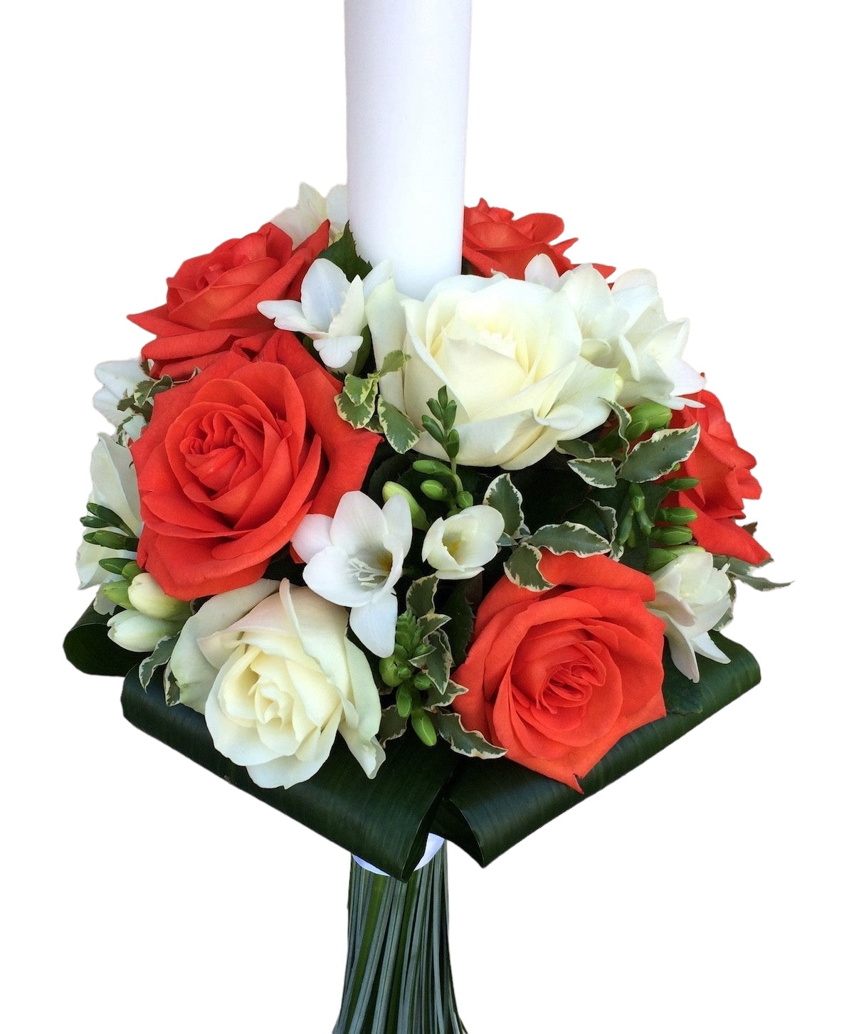 Lumanari de cununie cu frezii albe, trandafiri albi si portocalii