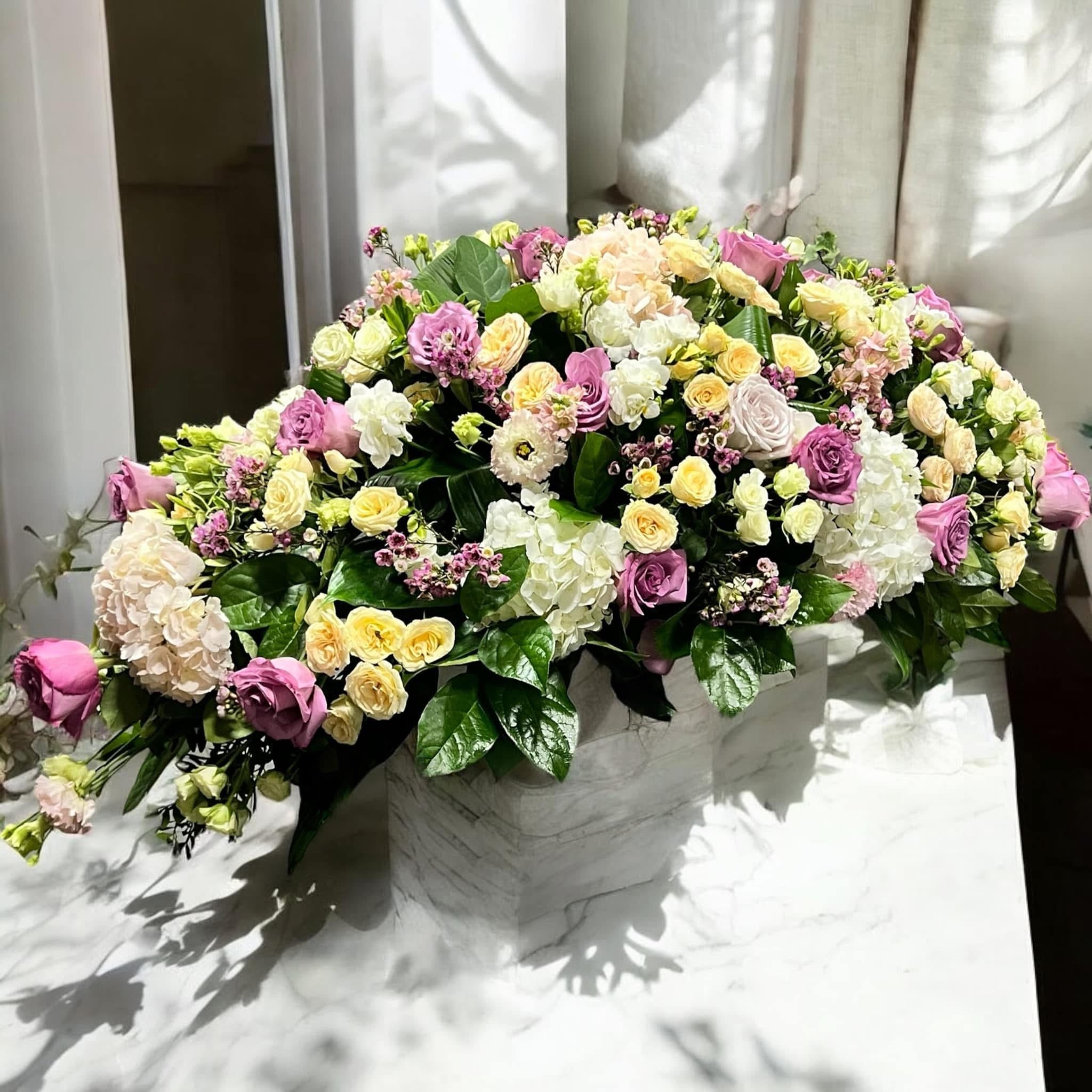 Aranjament funerar cu trandafiri , minirose si hortensie