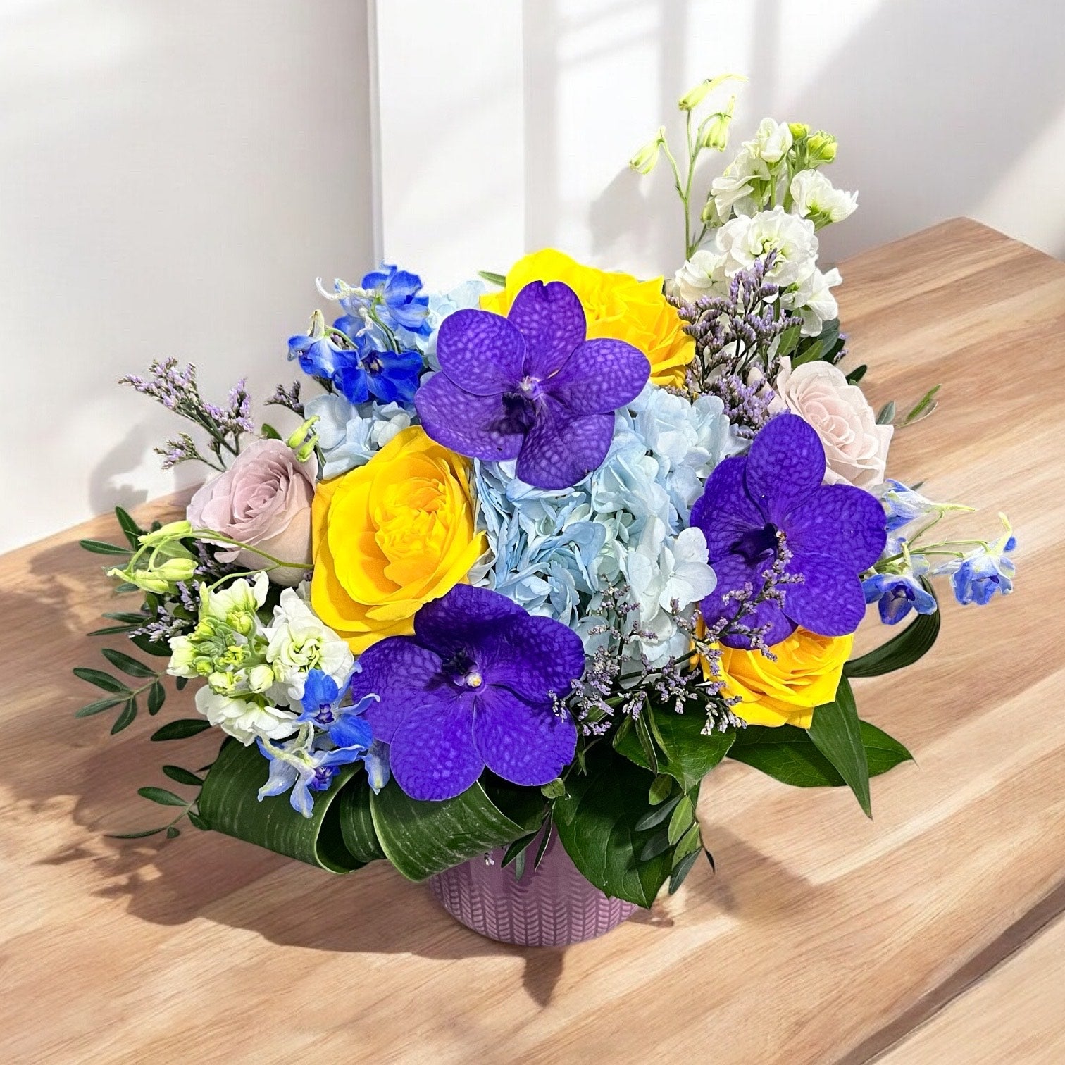 Aranjament Regal cu hortensie, trandafiri și orhidee Vanda