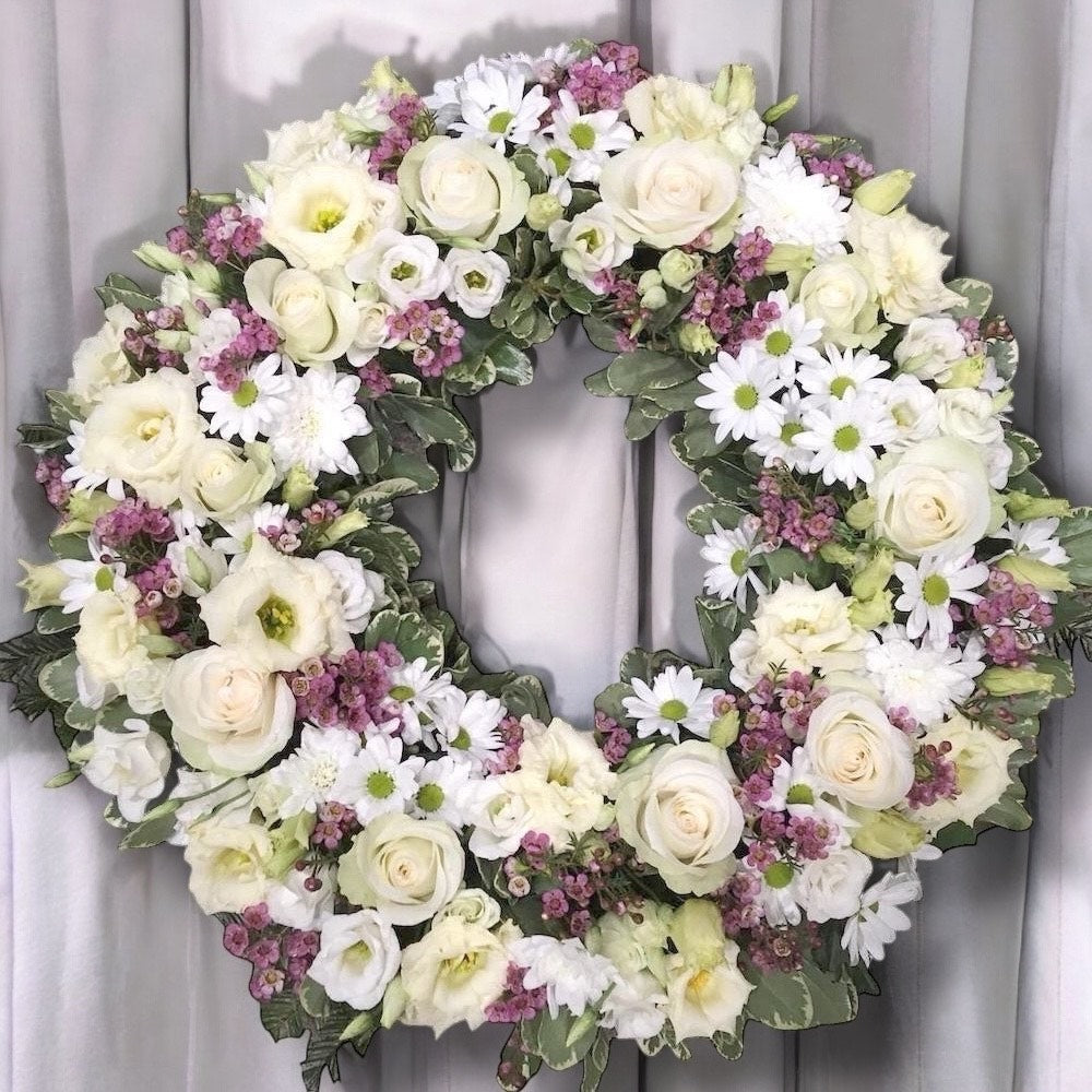 Coroana funerara rotunda trandafiri si lisianthus