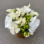 Aranjament de masa cu hortensii, minirose, orhidee phalaenopsis si cale