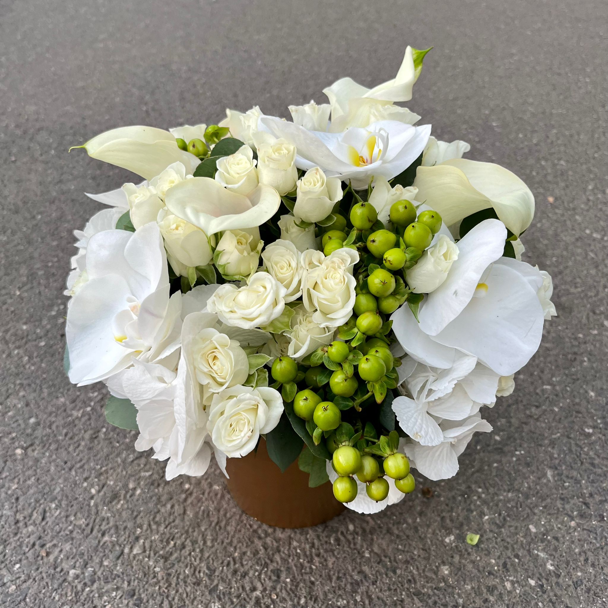 Aranjament de masa cu hortensii, minirose, orhidee phalaenopsis si cale