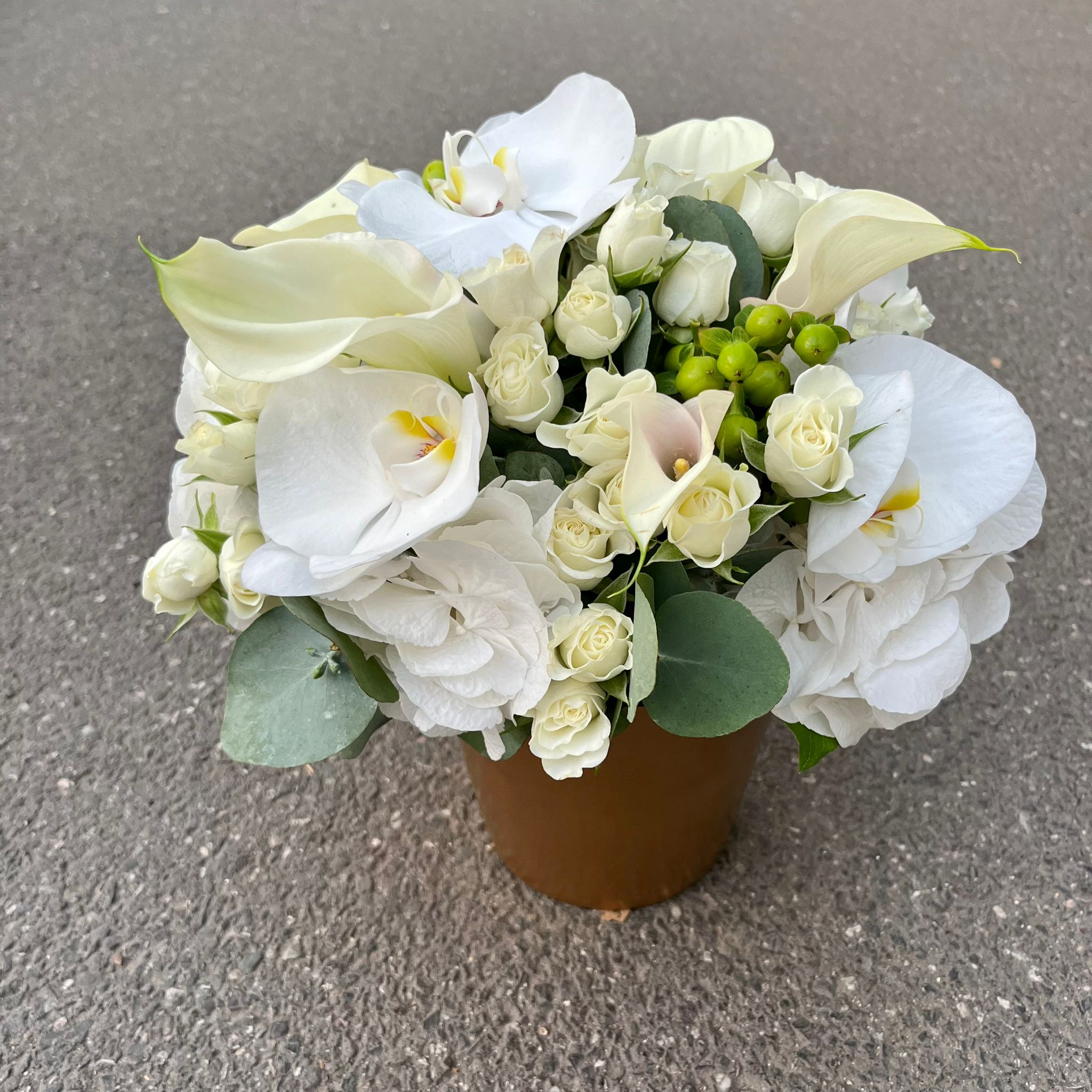 Aranjament de masa cu hortensii, minirose, orhidee phalaenopsis si cale