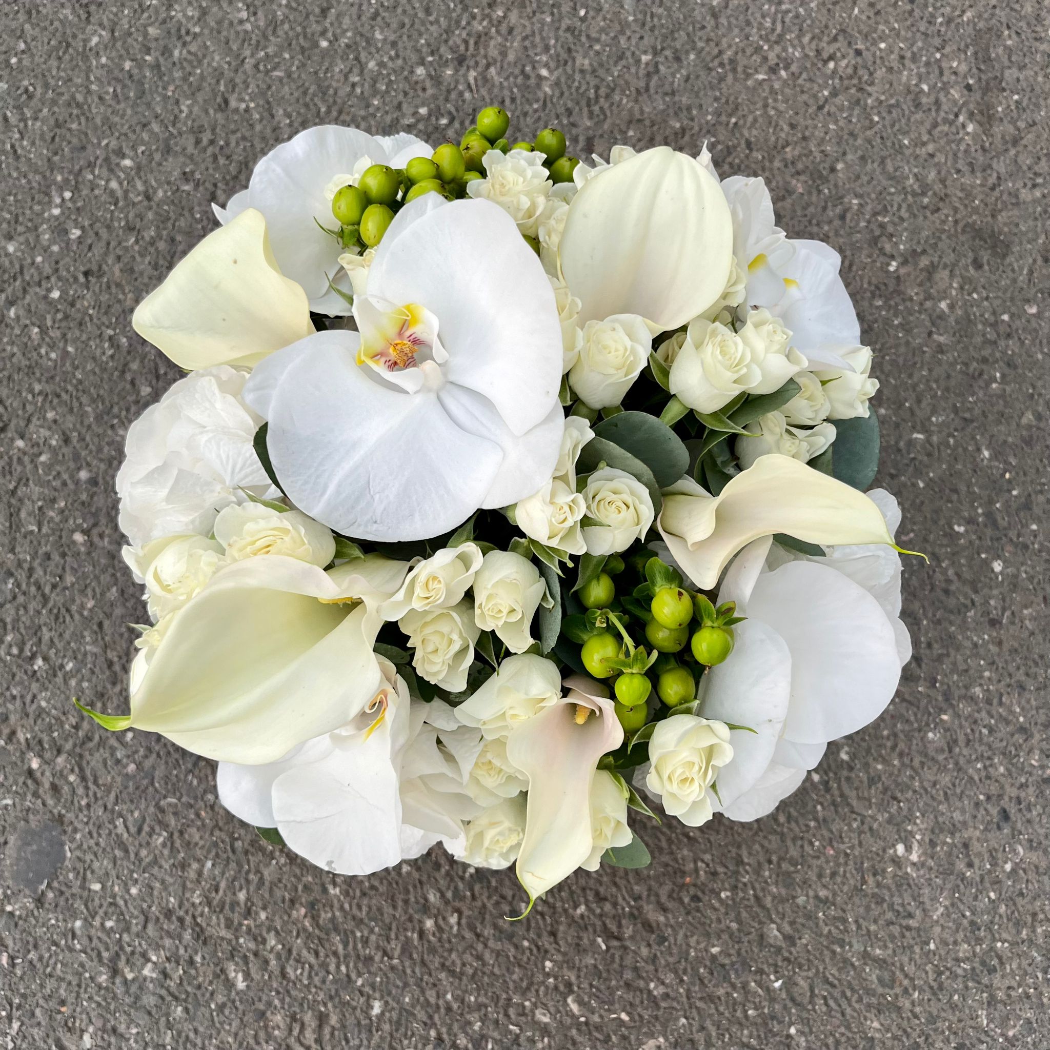 Aranjament de masa cu hortensii, minirose, orhidee phalaenopsis si cale