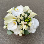 Aranjament de masa cu hortensii, minirose, orhidee phalaenopsis si cale